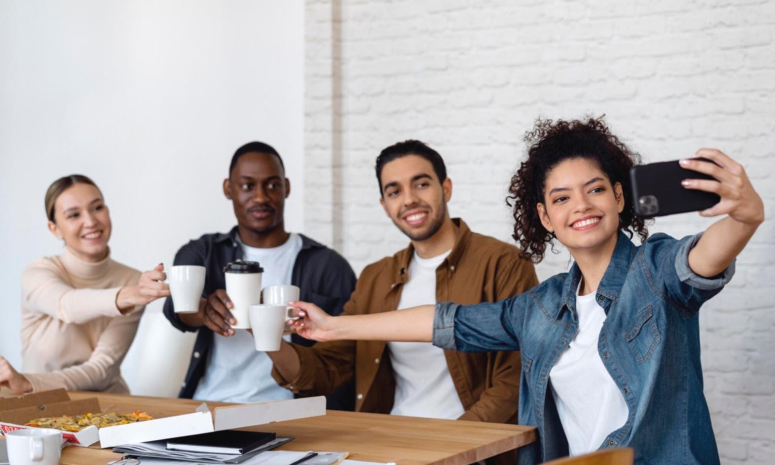 Personas revisando planes financieros en una mesa de trabajo
